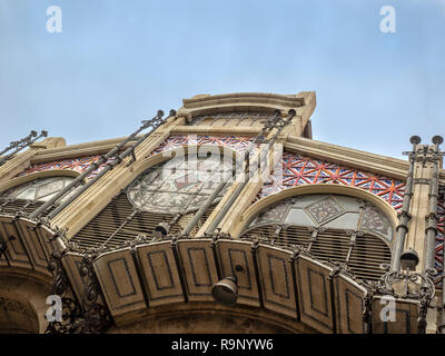 VALENCIA, SPANIEN - 24. MAI 2018: Die Fassade des Central Market im Stadtzentrum (Mercado Central) Stockfoto