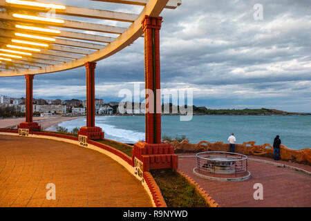 Piquio garten und Strand Sardinero in der Abenddämmerung. Santander, Biscaya, Kantabrien, Nordspanien, Europa. Stockfoto