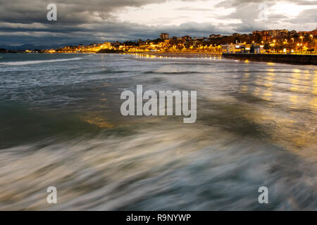 Sardinero Strand bei Sonnenuntergang. Santander, Biscaya, Kantabrien, Nordspanien, Europa. Stockfoto