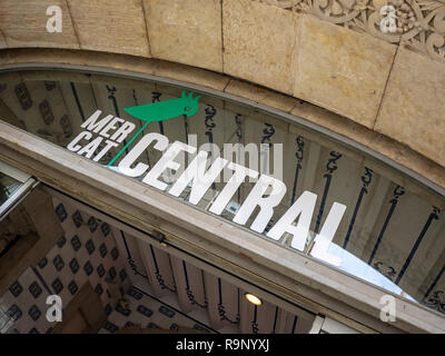 VALENCIA, SPANIEN - 24. MAI 2018: Schild über dem Eingang zum Zentralmarkt Stockfoto