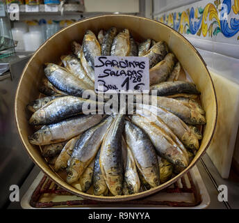 VALENCIA, SPANIEN - 24. MAI 2018: Sardinen zum Verkauf auf dem Zentralmarkt Stockfoto