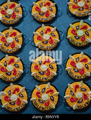 VALENCIA, SPANIEN - 24. MAI 2018: Kleine Kuchen auf dem Markt mit Valencia-Text Stockfoto