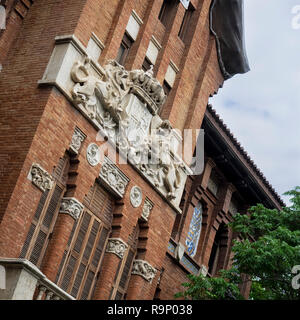 VALENCIA, SPANIEN - 24. MAI 2018: Das Wappen Spaniens wurde in ein Gebäude geschnitzt Stockfoto