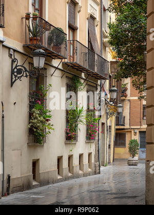 VALENCIA, SPANIEN - 24. MAI 2018: Hübsche Straßenszene im Stadtzentrum Stockfoto