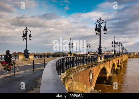 Pont de Pierre. Steinerne Brücke und Fluss Garonne. Bordeaux, Gironde. Region Aquitanien. Frankreich Europa
