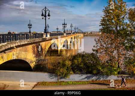 Pont de Pierre. Steinerne Brücke und Fluss Garonne. Bordeaux, Gironde. Region Aquitanien. Frankreich Europa
