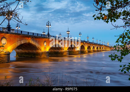 Pont de Pierre in der Abenddämmerung. Steinerne Brücke und Fluss Garonne. Bordeaux, Gironde. Region Aquitanien. Frankreich Europa Stockfoto