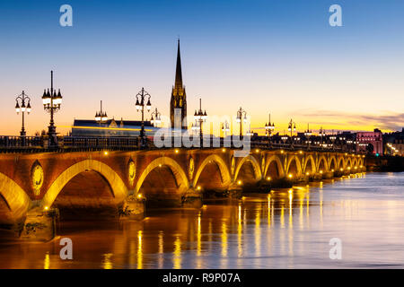 Pont de Pierre in der Abenddämmerung. Steinerne Brücke und Fluss Garonne. Bordeaux, Gironde. Region Aquitanien. Frankreich Europa Stockfoto