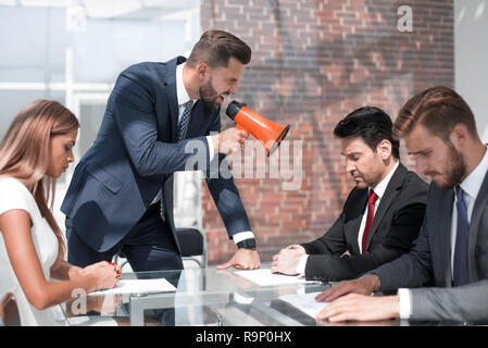 Geschäftsmann an seine Kollegen durch ein Megaphon brüllt Stockfoto