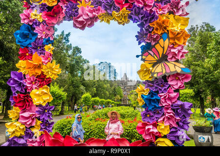 Florale Tor an Eastern Parkway, die bis zum 9. Jahrhundert Borobudur buddhistischen Tempel Borobudur archäologischen Park, Central Java, Indonesien Stockfoto