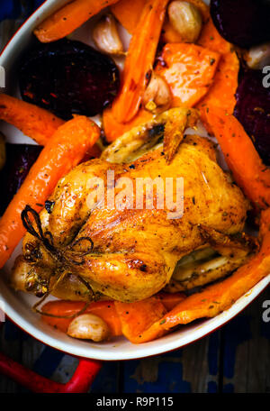 Das Huhn gebacken mit hackfrüchten. top anzeigen.. Stockfoto