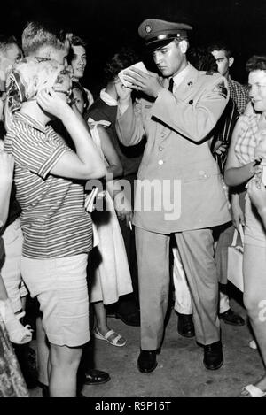 Elvis Presley, Autogramme für seine Fans, als er ankommt in Memphis, Tennessee, für Urlaub kurz vor der Abreise nach Deutschland, 1958 Datei Referenz # 33635 681 THA Stockfoto