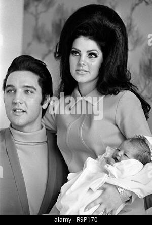 Elvis Presley, Priscilla Presley, Verlassen der Baptist Hospital, Memphis, Tennessee, mit ihrer Tochter Lisa-Marie, am Krankenhaus am 1. Februar 1968 geboren. Datei Referenz # 33635 685 THA Stockfoto