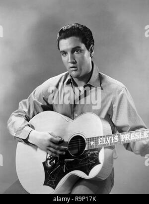 Elvis Presley, mit seiner Gitarre, ca. 1962 Datei Referenz # 33635 704 THA Stockfoto