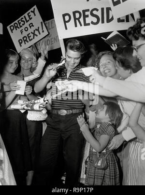 Elvis Presley, Autogramme für die Fans in Los Angeles, CA, ca. 1957 Datei Referenz # 33635 708 THA Stockfoto