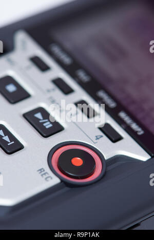 Taste Rec auf audio recorder Nähe zu sehen. Stockfoto