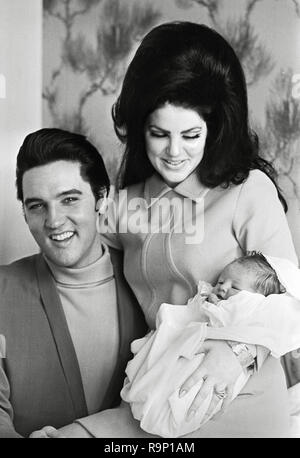 Elvis Presley, Priscilla Presley, Verlassen der Baptist Hospital, Memphis, Tennessee, mit ihrer Tochter Lisa-Marie, am Krankenhaus am 1. Februar 1968 geboren. Datei Referenz # 33635 777 CPC Stockfoto