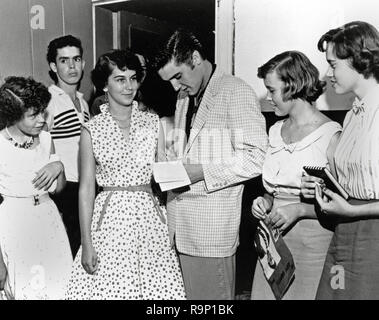 Elvis Presley, Autogramme für die Fans, das circa 1957 Datei Referenz # 33635 806 THA Stockfoto