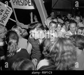 Elvis Presley, Autogramme für die Fans in Los Angeles, CA, ca. 1957 Datei Referenz # 33635 823 THA Stockfoto