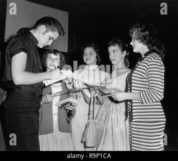 Elvis Presley, Autogramme für die Fans, das circa 1957 Datei Referenz # 33635 824 THA Stockfoto