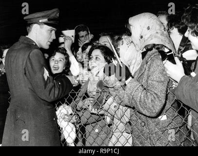 Elvis Presley, Autogramme für seine Fans am Flughafen Prestwick, Schottland, 1960 Datei Referenz # 33635 833 THA Stockfoto