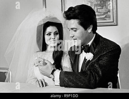 Elvis Presley, Priscilla Presley, an ihrem Hochzeitstag, dem 1. Mai 1967, im Aladdin Hotel in Las Vegas, Nevada. Dateireferenz # 33635 850CPC Stockfoto