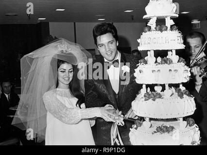 Elvis Presley, Priscilla Presley, am Tag ihrer Hochzeit, Mai 1, 1967, im Aladdin Hotel in Las Vegas, Nevada. Datei Referenz # 33635 853 CPC Stockfoto