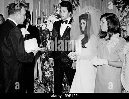 Elvis Presley, Priscilla Presley, am Tag ihrer Hochzeit, Mai 1, 1967, im Aladdin Hotel in Las Vegas, Nevada. Datei Referenz # 33635 874 CPC Stockfoto