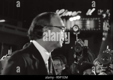 Neil Simon, bei der Premiere des Films eems wie in alten Zeiten" 12/10/1980 Foto von Alan Light Datei Referenz # 33635 879 THA Stockfoto