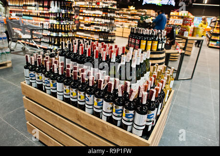 Kiew, Ukraine - Dezember 19, 2018: Flaschen verschiedener Weine in der Holzkiste auf Supermarkt. Stockfoto