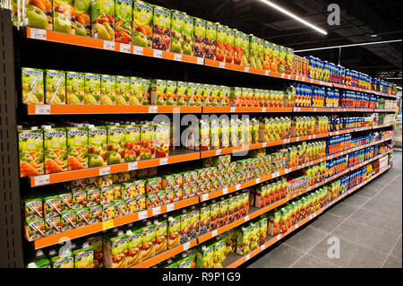 Kiew, Ukraine - Dezember 19, 2018: Verschiedene Fruchtsäfte pack auf Regalen in einem Supermarkt. Stockfoto