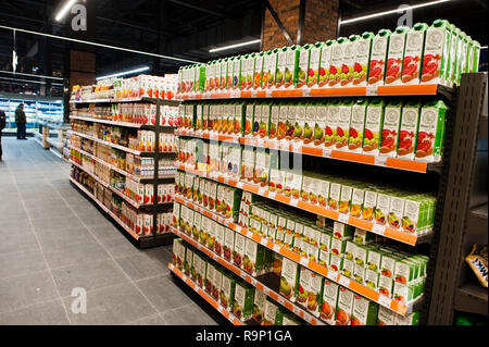 Kiew, Ukraine - Dezember 19, 2018: Verschiedene Fruchtsäfte pack auf Regalen in einem Supermarkt. Stockfoto