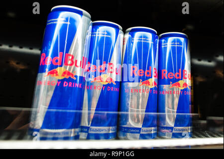 Red Bull Dosen im Kühlschrank Stockfotografie - Alamy