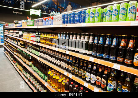 Kiew, Ukraine - Dezember 19, 2018: Verschiedene Flaschen Bier im Supermarkt stehen Regale. Stockfoto