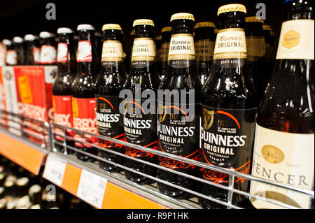 Kiew, Ukraine - Dezember 19, 2018: Flaschen von Guinness Bier vom Supermarkt stehen Regale. Guinness ist ein irischer trocken Stout, die in der Brauerei entstand Stockfoto