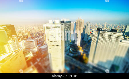 Asien Business Konzept für Immobilien und Corporate Bau - Panoramablick auf die City Skyline Luftbild unter blauem Himmel & Sonne in Shinjuku, Tokyo, Japan, wi Stockfoto