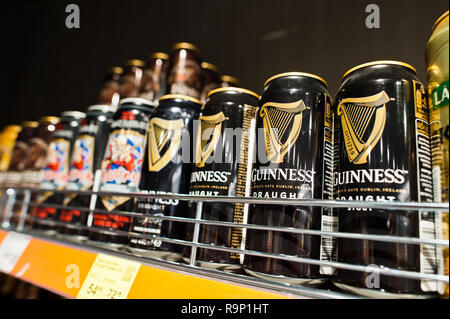 Kiew, Ukraine - Dezember 19, 2018: Dosen Guinness Bier vom Supermarkt stehen Regale. Guinness ist ein irischer trocken Stout, die in der Brauerei o entstanden Stockfoto