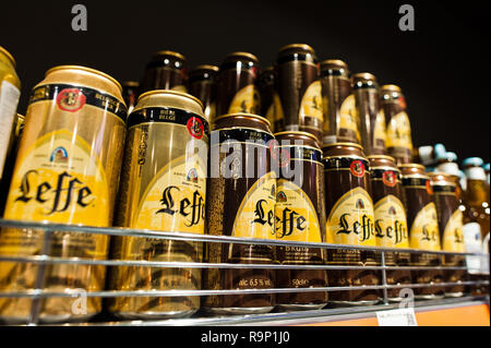 Kiew, Ukraine - Dezember 19, 2018: Dosen von Leffe Bier vom Supermarkt stehen Regale. Leffe ist ein Premium Bier Marke InBev Belgien, der Europäischen Besitz Stockfoto