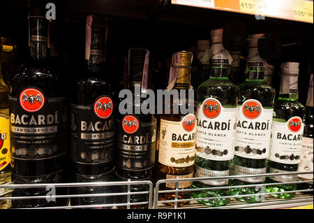 Kiew, Ukraine - Dezember 19, 2018: Flaschen Bacardi auf Regalen in einem Supermarkt. Bacardi Limited ist die größte privat geführte, Familie - Geister im Besitz Stockfoto