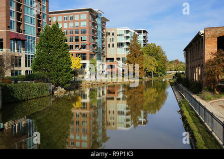 Greenville Stadtbild - Gebäude in Reedy River widerspiegelt Stockfoto