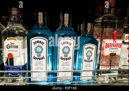 Kiew, Ukraine - Dezember 19, 2018: Flaschen von Bombay Sapphire auf Regalen in einem Supermarkt. Bombay Sapphire ist eine Marke von Gin, die zuerst gestartet wurde ich Stockfoto