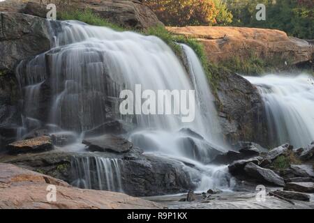 Bewegungs Unschärfen - Wasserfall Kaskadierung über Felsen Stockfoto