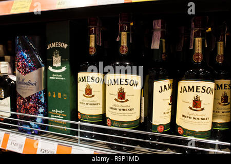 Kiew, Ukraine - Dezember 19, 2018: Flaschen von Jameson auf Regalen in einem Supermarkt. Jameson ist ein Blended Irish Whiskey hergestellt, die von der Irish Distillers Stockfoto