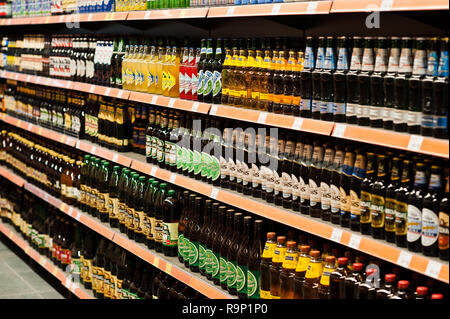 Kiew, Ukraine - Dezember 19, 2018: Verschiedene Flaschen Bier im Supermarkt stehen Regale. Stockfoto