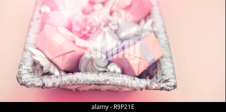 Banner Flauschige bunte Perser Katze auf Holz- Hintergrund. Schönes Haus, langhaarige junge Katze Stockfoto
