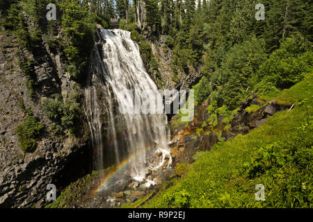 WA 15593-00 ... WASHINGTON - Regenbogen auf der Basis von Narada fällt auf das Paradies im Mount Rainier National Park. Stockfoto