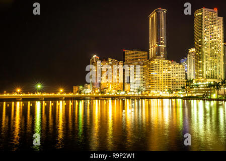 Nachtlicht Blick auf Miami Downtown Gebäude in Florida Stockfoto