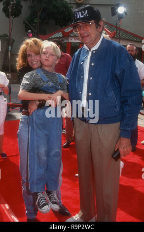 HOLLYWOOD, CA - 19. Juni: Schauspielerin Lea Thompson, Schauspieler Mason Gamble und Schauspieler Walter Matthau an Warner Bros. Pictures' 'Dennis Die Bedrohung" Premiere, die am 19. Juni 1993 im Mann's Chinese Theatre in Hollywood, Kalifornien. Foto von Barry King/Alamy Stock Foto Stockfoto