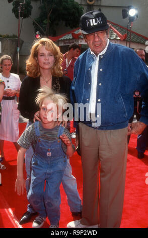 HOLLYWOOD, CA - 19. Juni: Schauspielerin Lea Thompson, Schauspieler Mason Gamble und Schauspieler Walter Matthau an Warner Bros. Pictures' 'Dennis Die Bedrohung" Premiere, die am 19. Juni 1993 im Mann's Chinese Theatre in Hollywood, Kalifornien. Foto von Barry King/Alamy Stock Foto Stockfoto