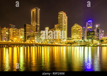 Nachtlicht Blick auf Miami Downtown Gebäude in Florida Stockfoto